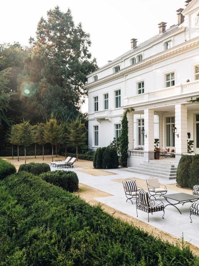 Modern European Manor Design with Contemporary Art COCOCOZY