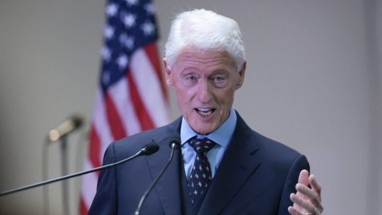 Bill Clinton quotes Quran and condemns anti-Muslim rhetoric